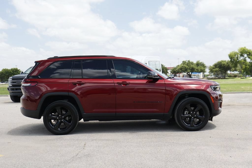 Used 2023 Jeep Grand Cherokee Laredo RWD image 29