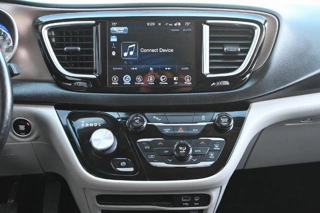 Used 2017 Chrysler Pacifica Touring-L Plus image 30