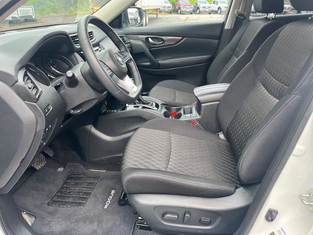 Used 2019 Nissan Rogue SV w/ Premium Package FWD image 18
