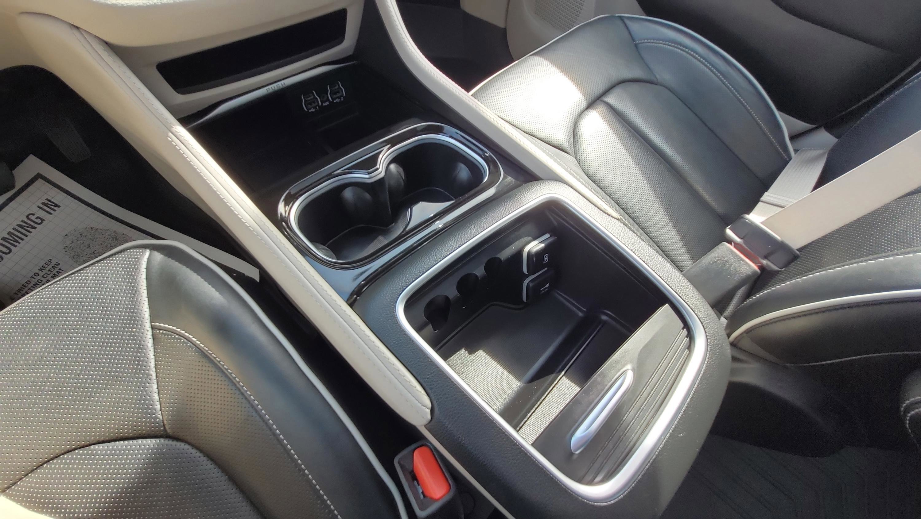 Used 2023 Chrysler Pacifica Limited image 22