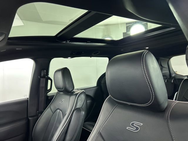 Used 2025 Chrysler Pacifica Limited FWD image 16