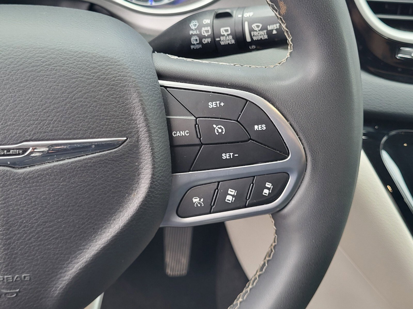 Used 2023 Chrysler Pacifica Touring-L FWD image 28