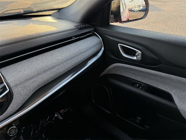 Used 2025 Jeep Compass Latitude image 28