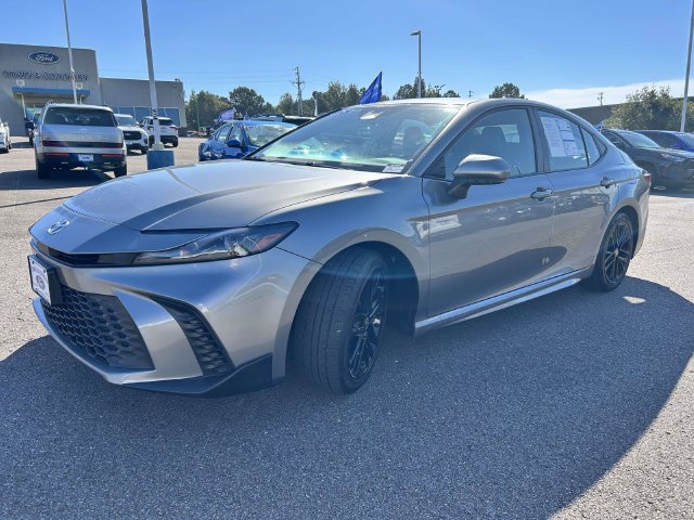 Used 2025 Toyota Camry SE FWD image 11