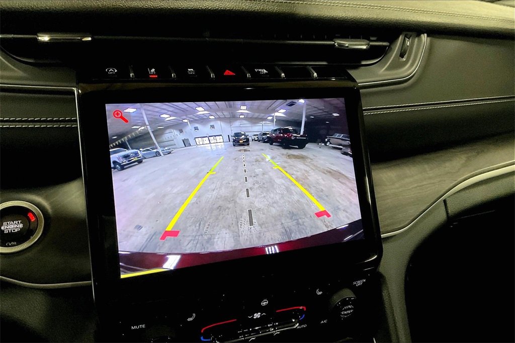 Used 2024 Jeep Grand Cherokee Limited image 20