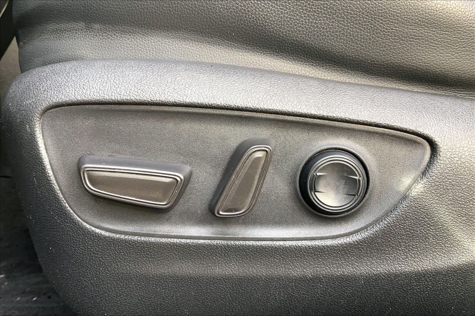 Used 2022 Toyota Highlander XLE AWD/4WD image 32