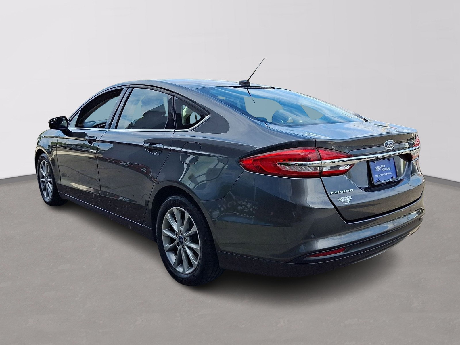 Certified 2017 Ford Fusion SE w/ Fusion SE Technology Package FWD image 4