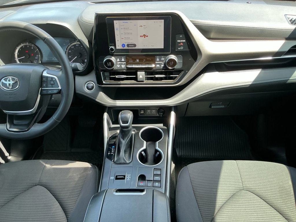 Used 2024 Toyota Highlander LE FWD image 20