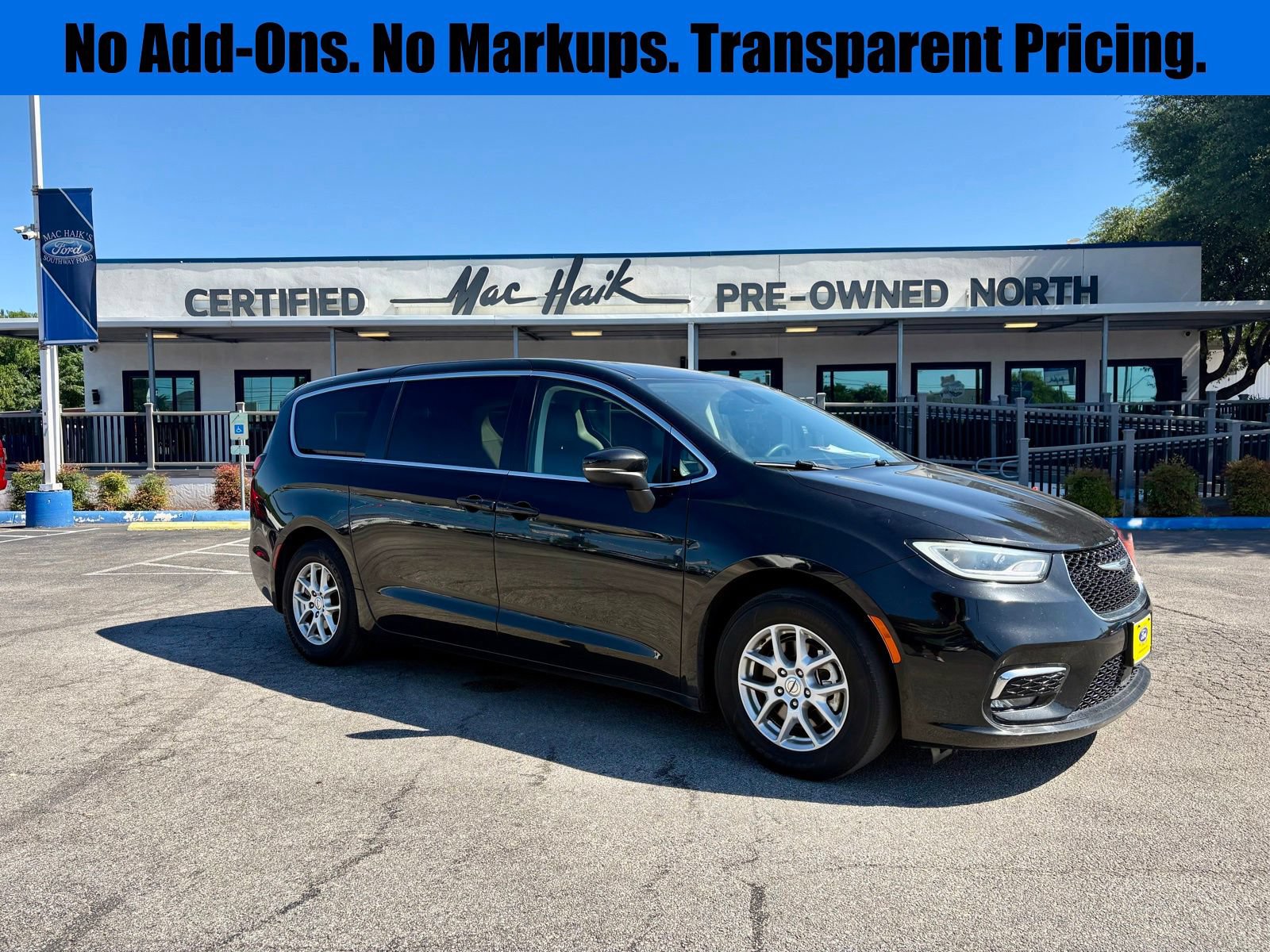Used 2023 Chrysler Pacifica Touring-L FWD image 1