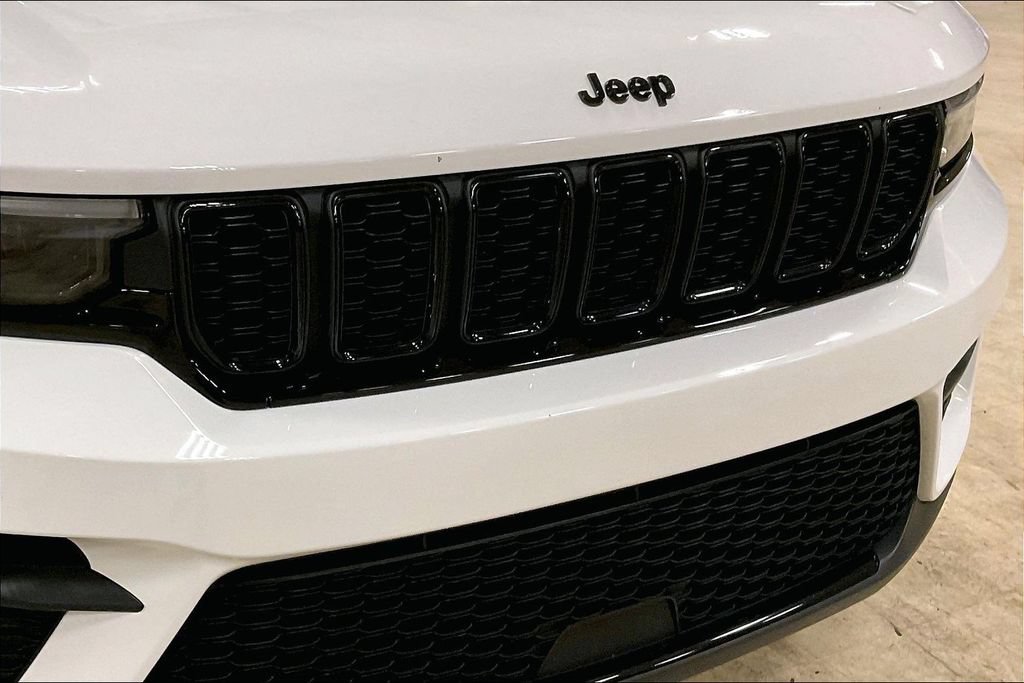 Used 2023 Jeep Grand Cherokee Altitude AWD/4WD image 29
