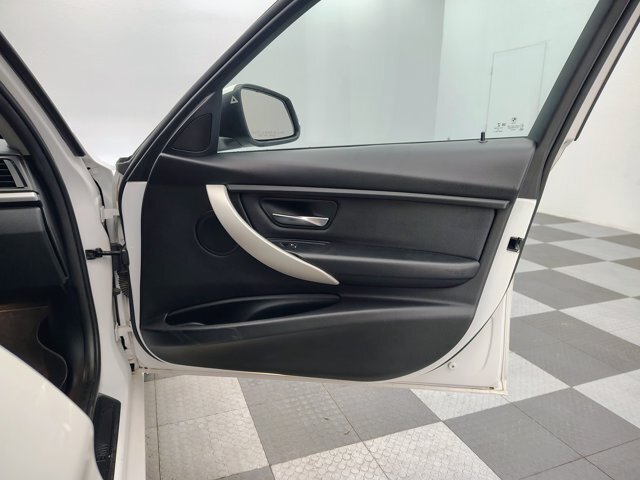 Used 2018 BMW 320i xDrive Sedan w/ Convenience Package AWD/4WD image 13