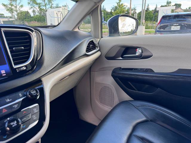Used 2023 Chrysler Pacifica Touring-L FWD image 22