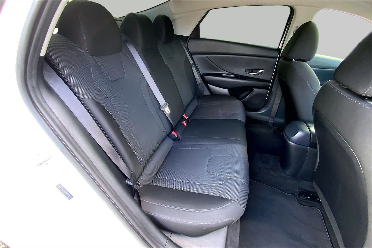 Used 2021 Hyundai Elantra SE FWD image 20