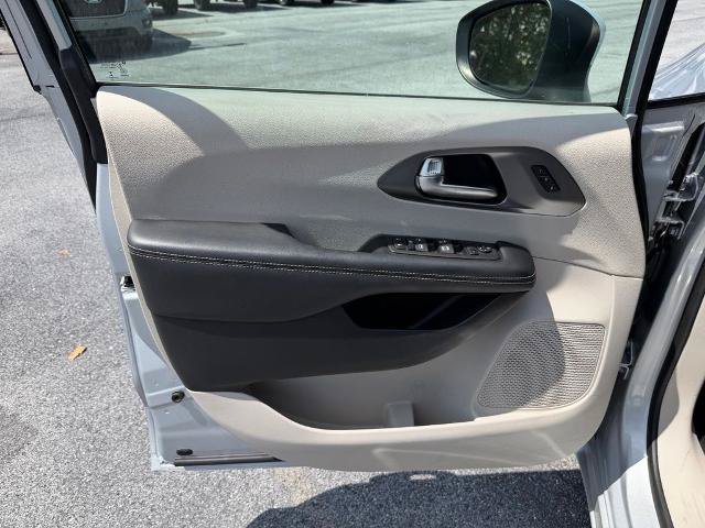 Used 2023 Chrysler Pacifica Touring-L AWD/4WD image 11