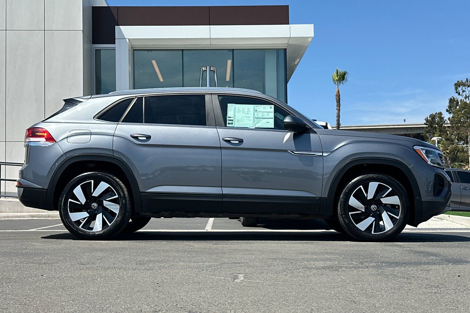 Used 2024 Volkswagen Atlas Cross Sport SE AWD/4WD image 2