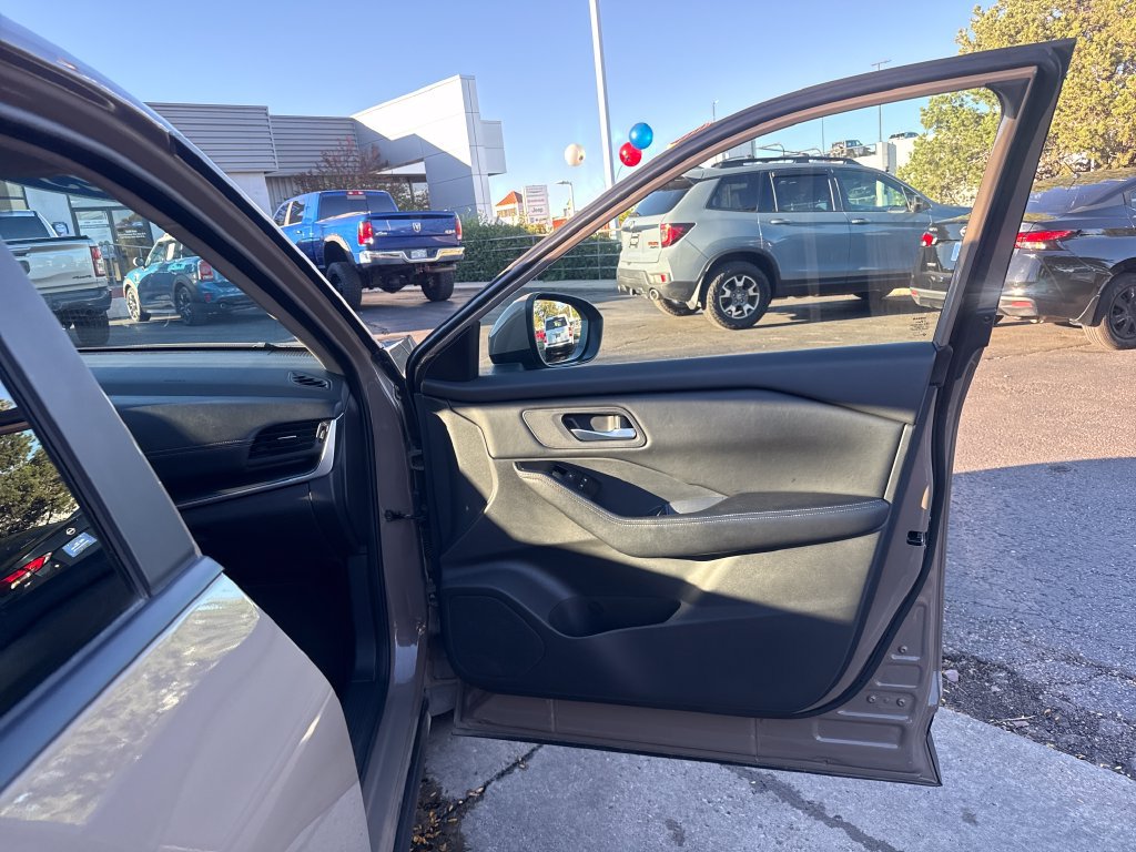 Used 2025 Nissan Rogue SV AWD/4WD image 27