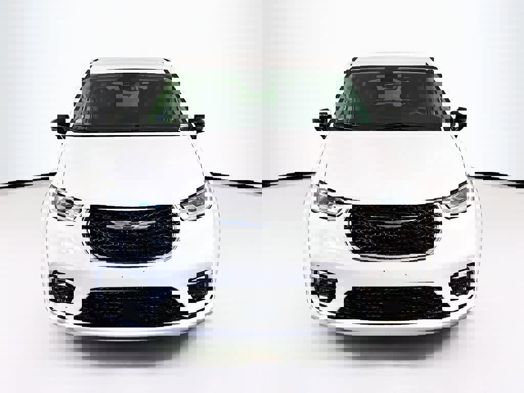 Used 2024 Chrysler Pacifica Touring-L image 8