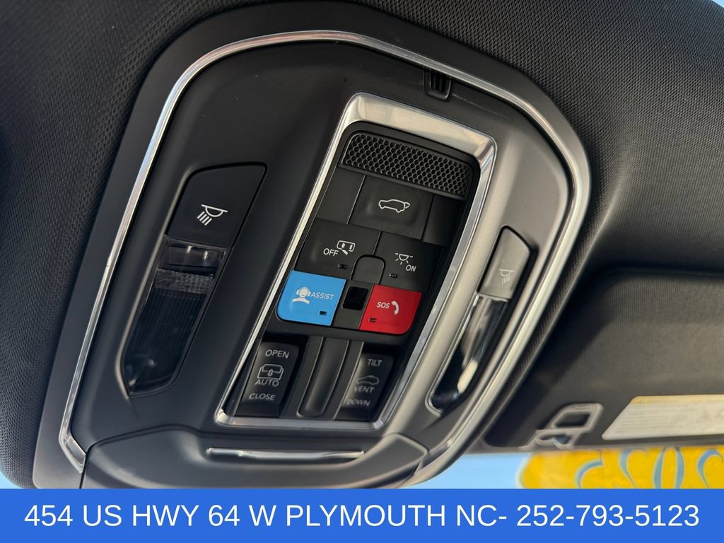 Used 2025 Jeep Grand Cherokee Altitude AWD/4WD image 24