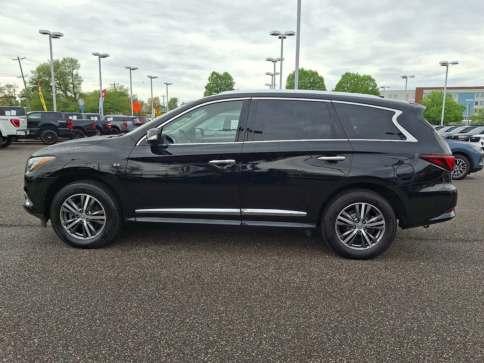 Used 2020 INFINITI QX60 Luxe w/ Essential Package image 3