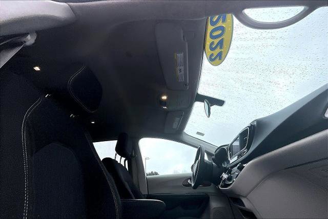 Used 2022 Chrysler Voyager LX image 23