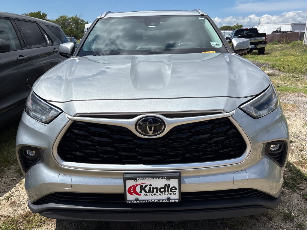 Used 2021 Toyota Highlander XLE AWD/4WD image 2