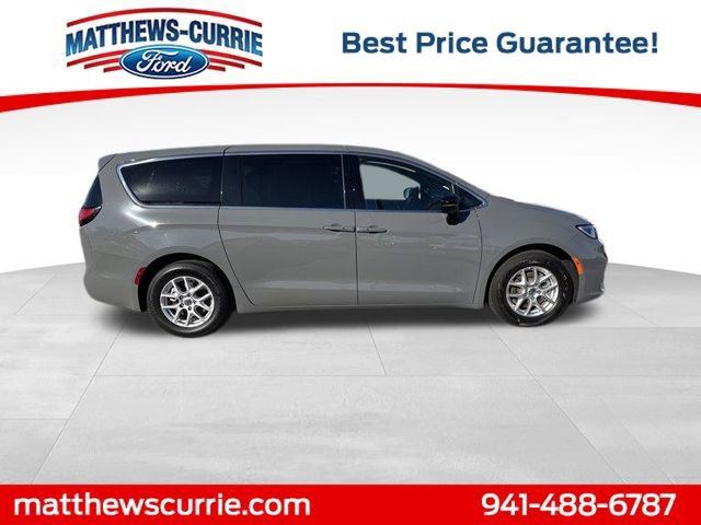 Used 2025 Chrysler Pacifica Select image 5
