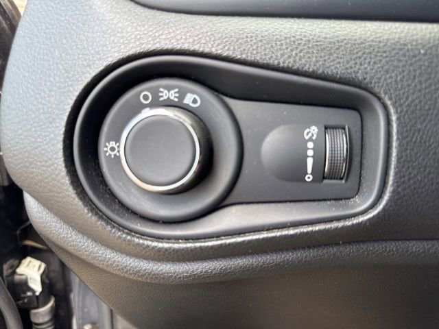 Used 2023 Jeep Renegade Latitude AWD/4WD image 18