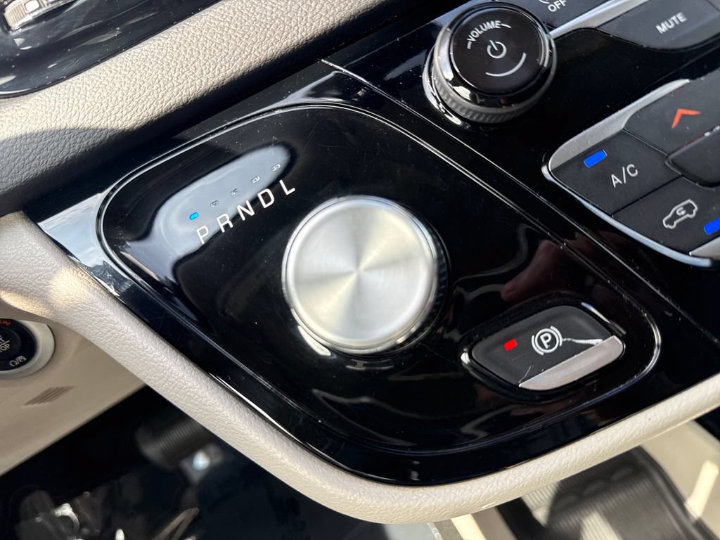 Used 2024 Chrysler Pacifica Touring-L FWD image 29