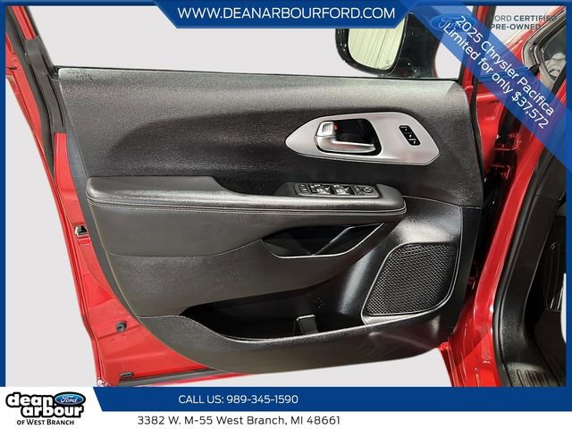 Used 2025 Chrysler Pacifica Limited FWD image 12