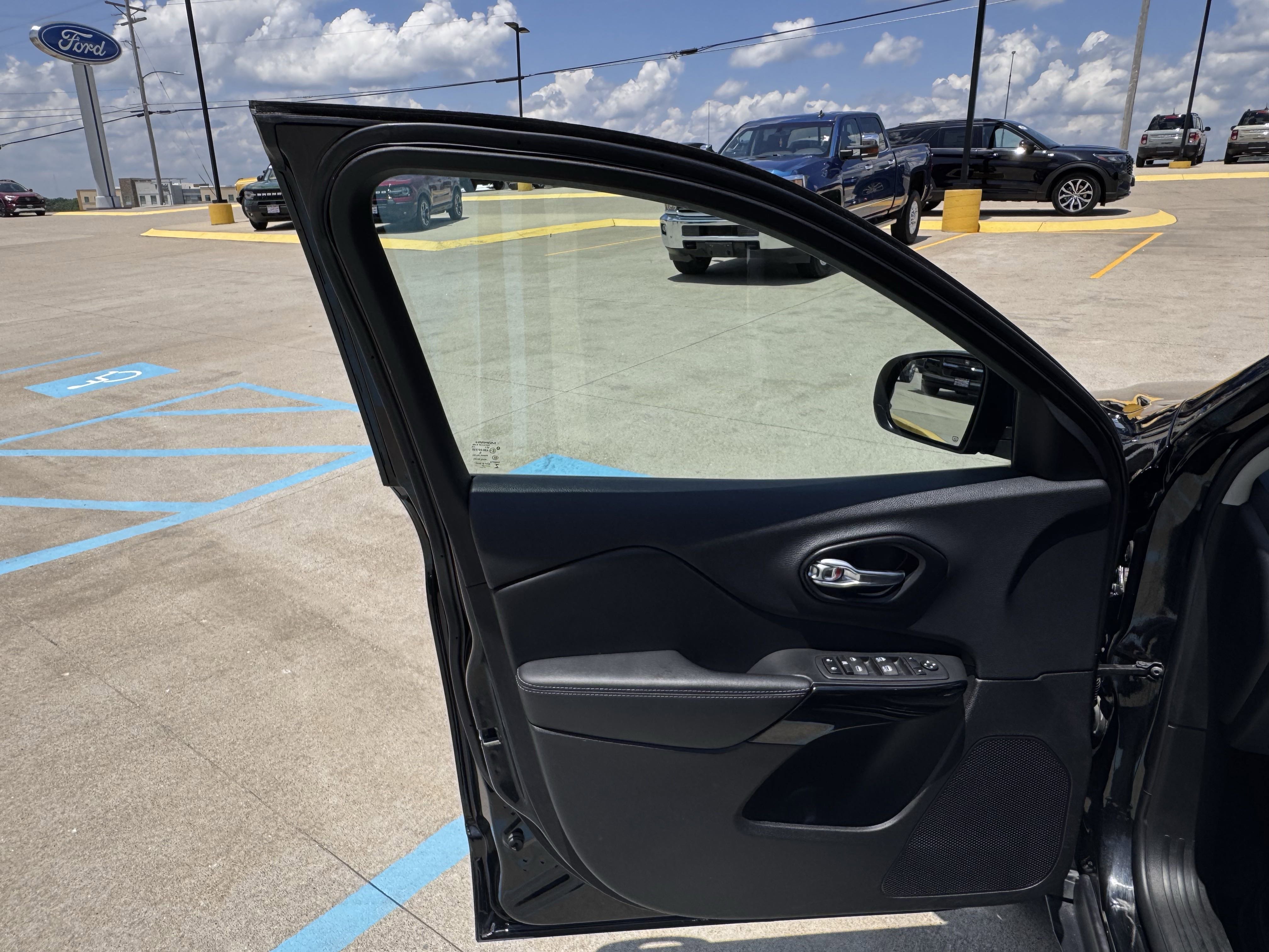 Used 2023 Jeep Cherokee Altitude Lux image 7