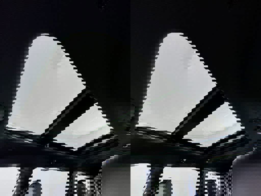 Used 2022 Chrysler Pacifica Limited w/ Uconnect Theater Family Group image 32