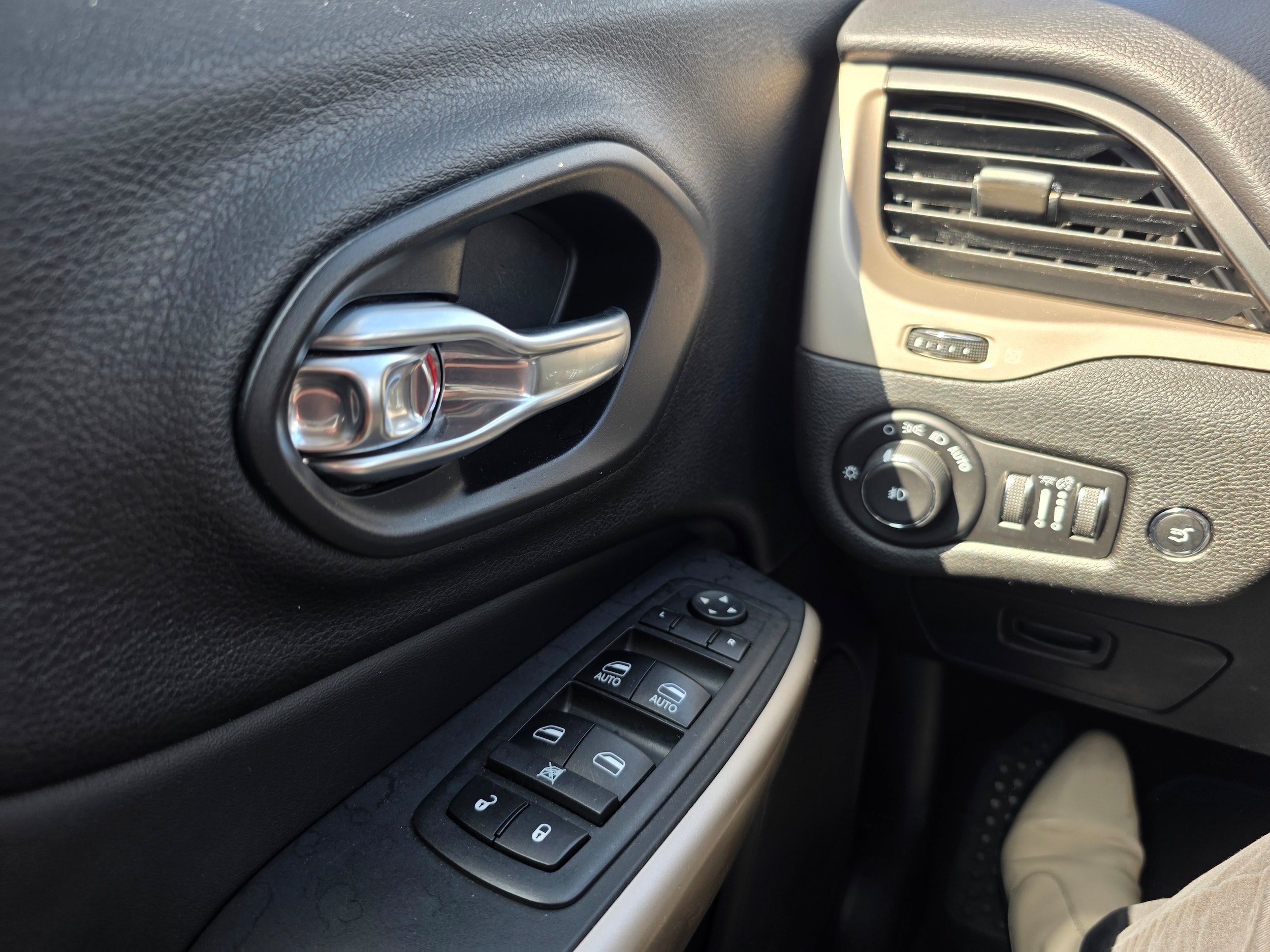 Used 2018 Jeep Cherokee Limited AWD/4WD image 15