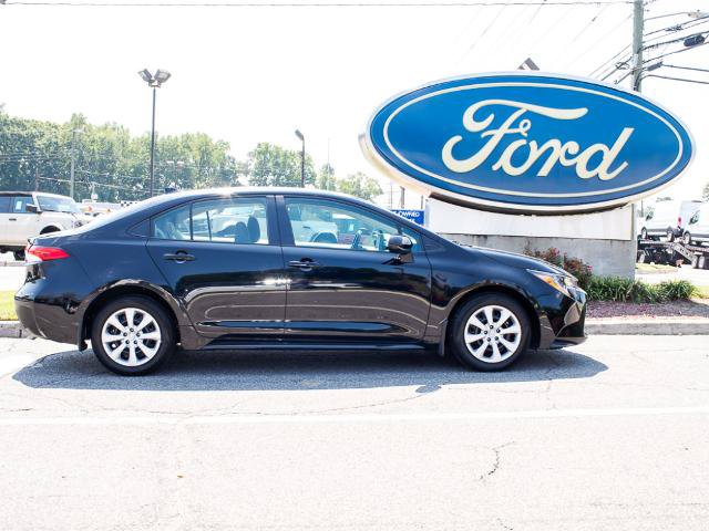 Used 2025 Toyota Corolla LE FWD image 1