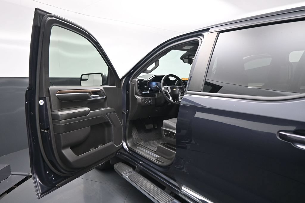 Used 2023 Chevrolet Silverado 1500 LT AWD/4WD image 9