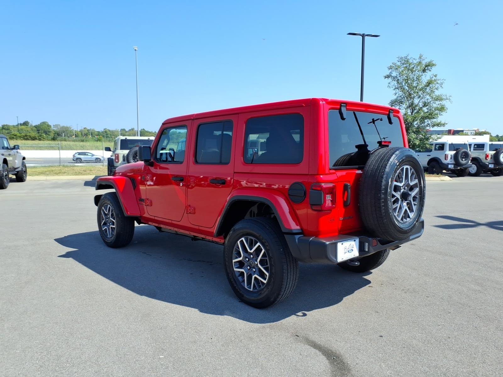 Used 2025 Jeep Wrangler Unlimited Sahara AWD/4WD image 5