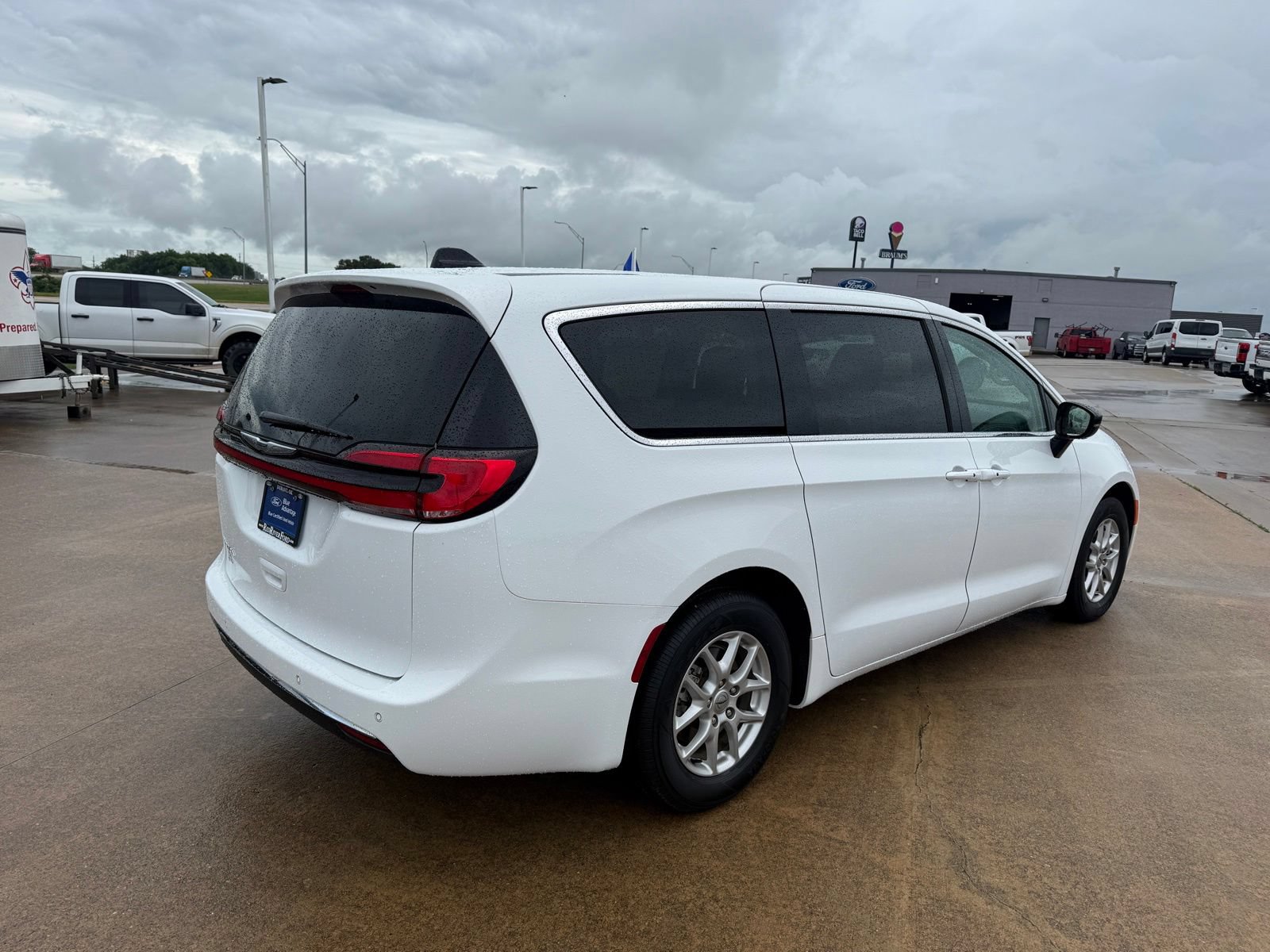 Used 2024 Chrysler Pacifica Touring-L FWD image 5