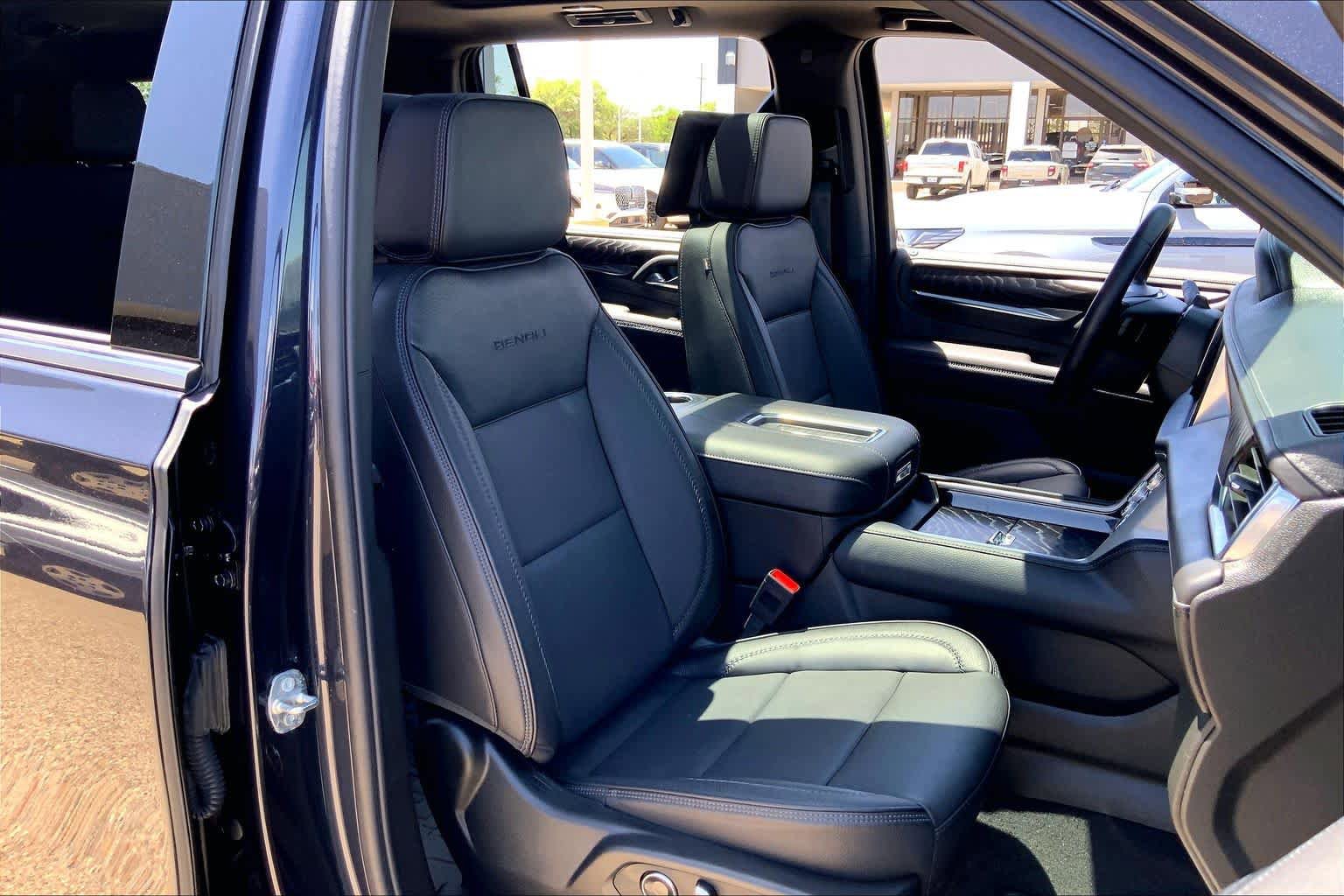Used 2024 GMC Yukon XL Denali w/ Denali Reserve Package AWD/4WD image 9