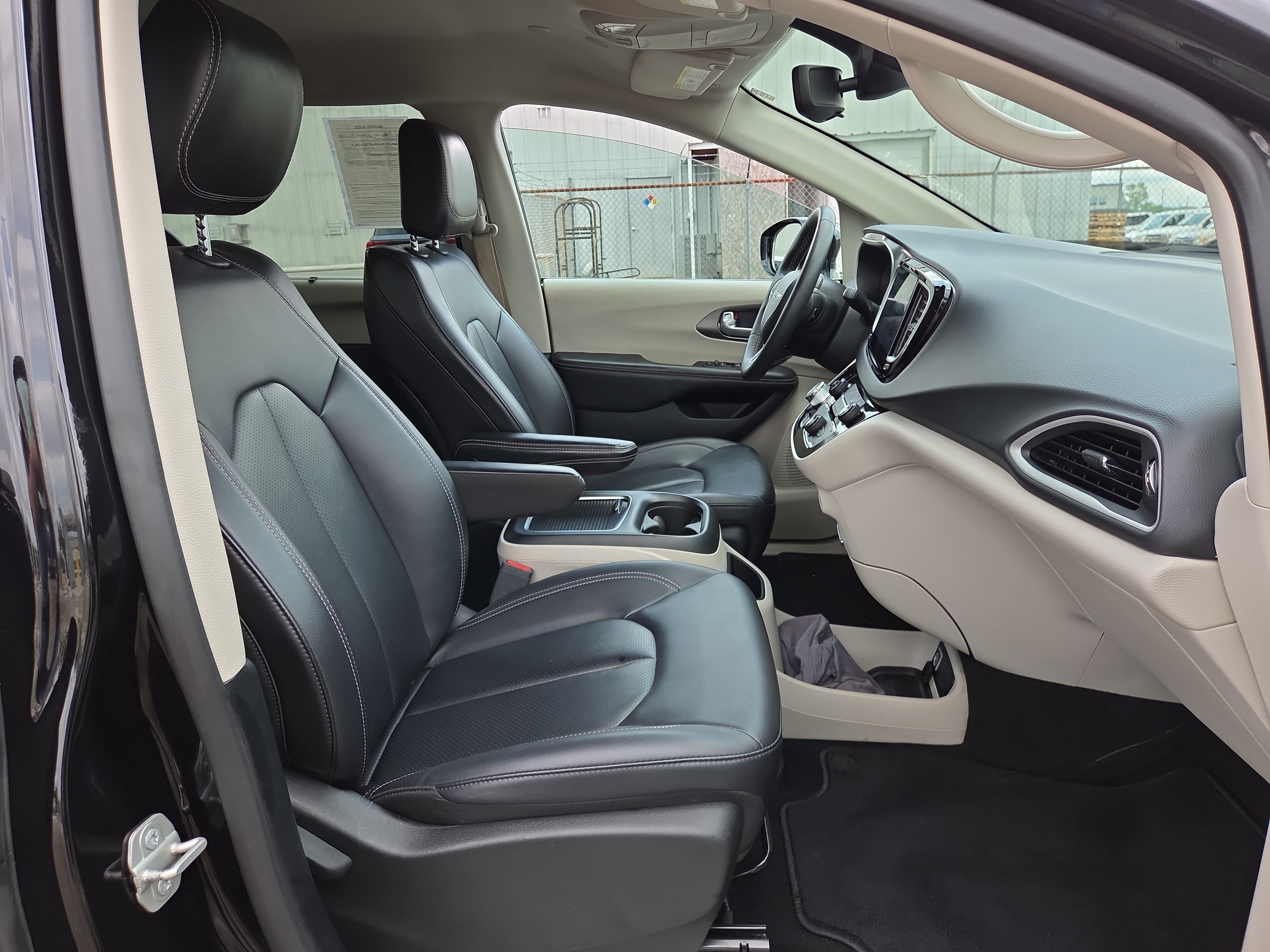 Used 2024 Chrysler Pacifica Touring-L FWD image 18