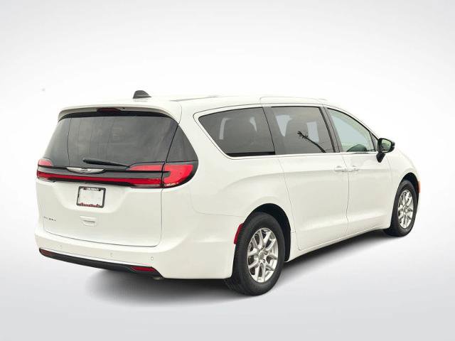 Used 2024 Chrysler Pacifica Touring-L FWD image 8