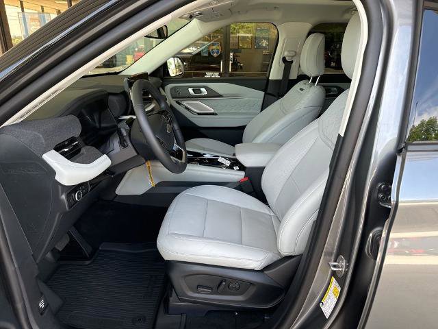 Certified 2025 Ford Explorer Platinum w/ Ultimate Package AWD/4WD image 8