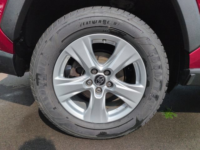 Used 2019 Toyota RAV4 LE w/ Carpet Mat Package AWD/4WD image 12