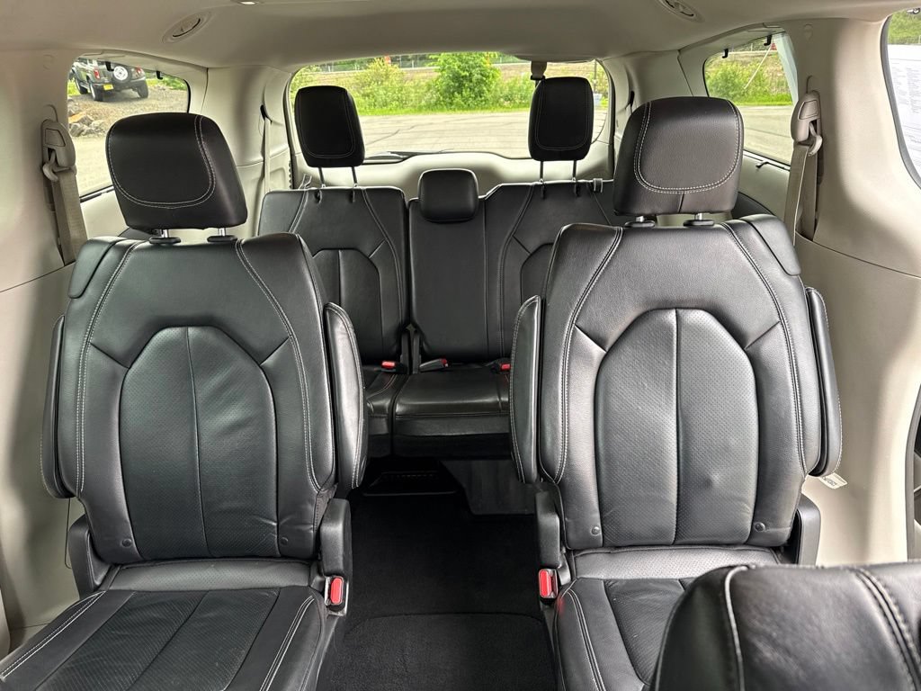 Used 2022 Chrysler Pacifica Touring-L FWD image 16