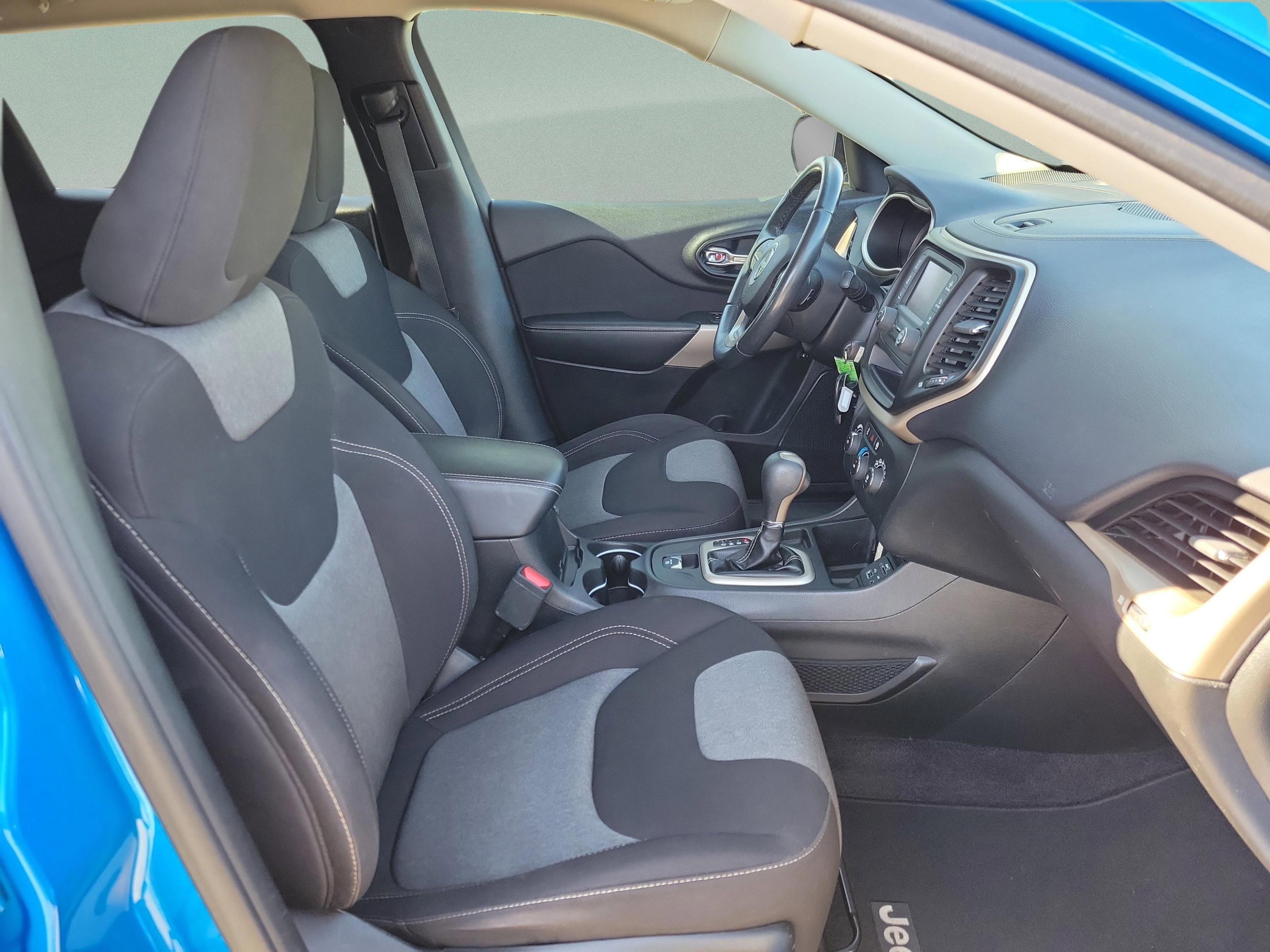 Used 2018 Jeep Cherokee Latitude w/ Altitude Package image 26