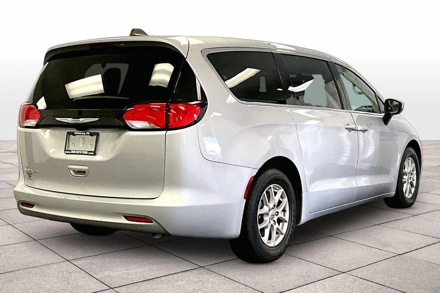 Used 2023 Chrysler Voyager LX image 11