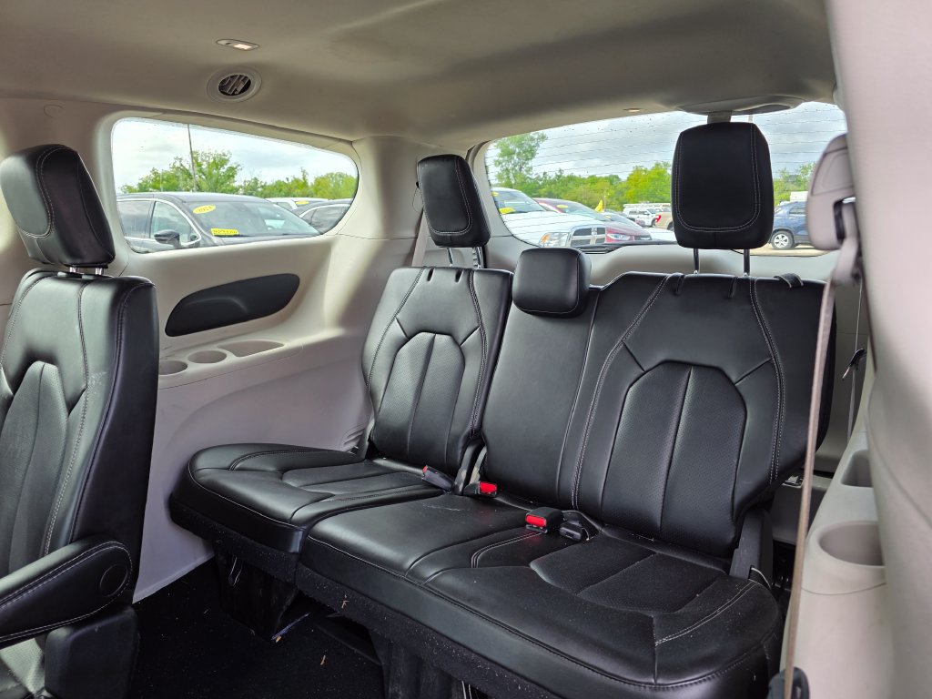 Used 2023 Chrysler Pacifica Touring-L FWD image 18