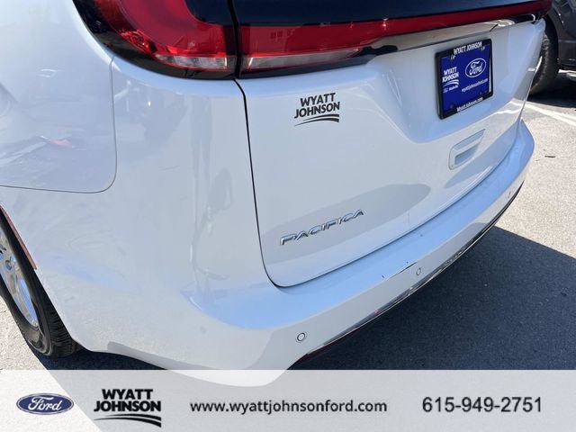 Used 2023 Chrysler Pacifica Touring-L image 10