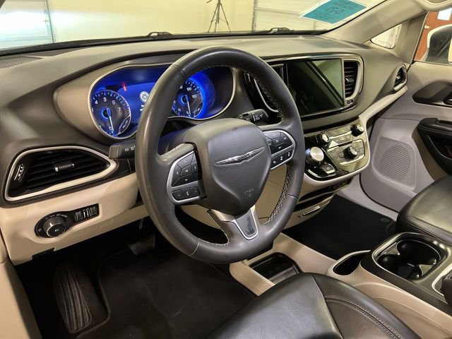 Used 2023 Chrysler Pacifica Touring-L image 12