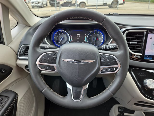Used 2024 Chrysler Pacifica Touring-L FWD image 21