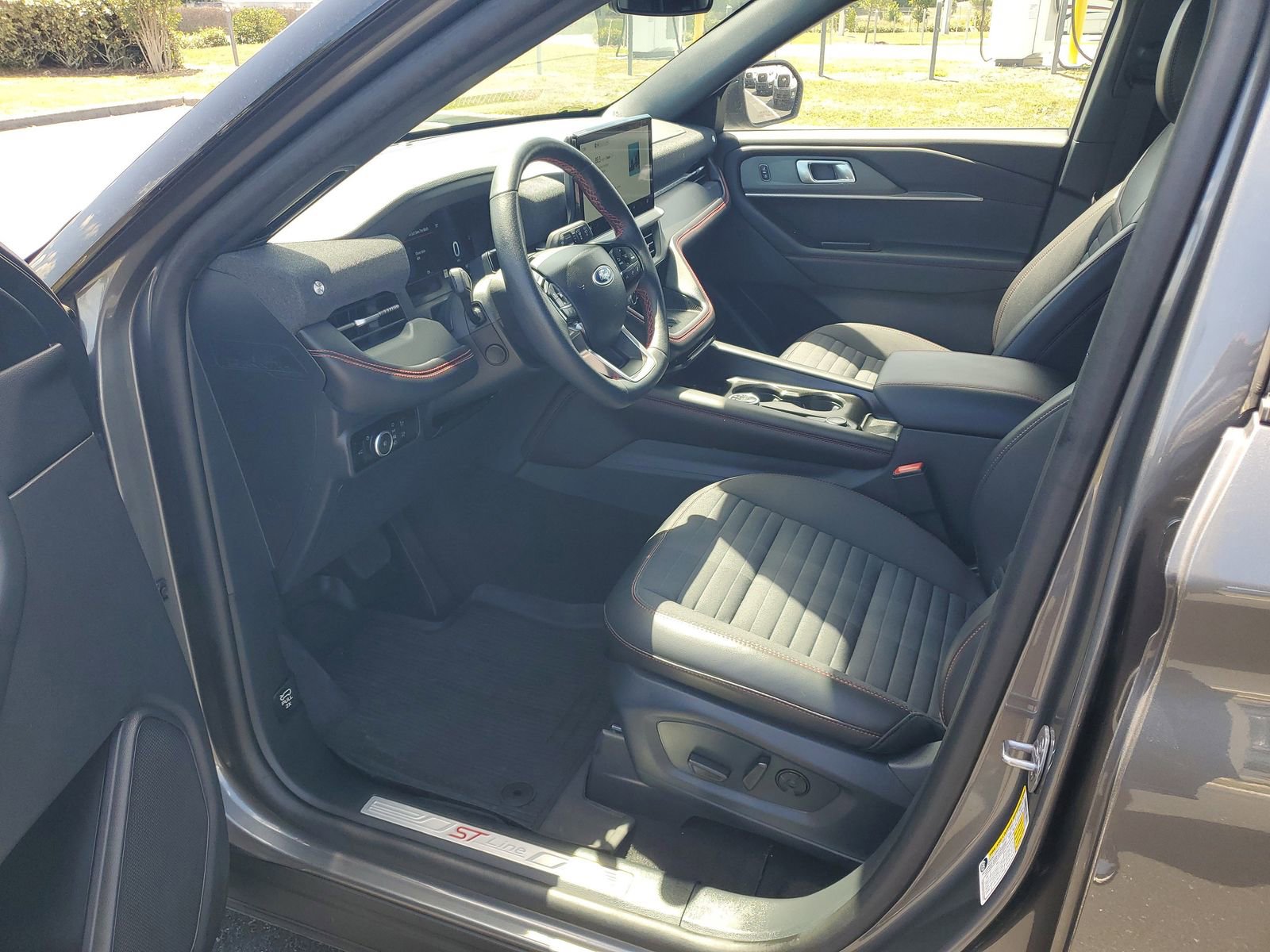Certified 2025 Ford Explorer ST-Line w/ Premium Package AWD/4WD image 16