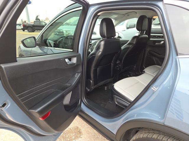 Certified 2025 Ford Escape Platinum image 39